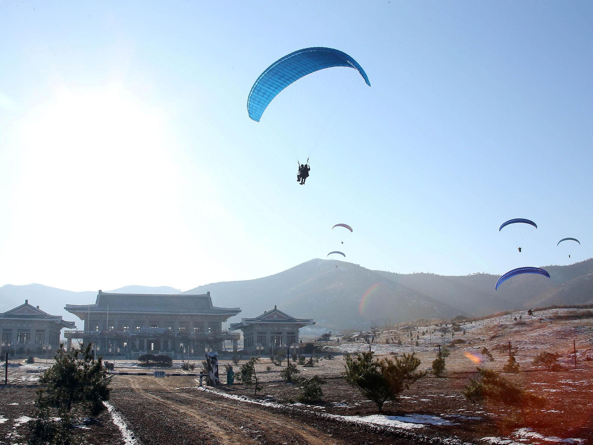 Paratroopers from Korean People's Army Unit 525 attack a full-scale mock-up of South Korea's Blue House